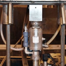 Válvula de manguito de AKO como válvula de dosificación en el sistema de llenado para barriles de cerveza