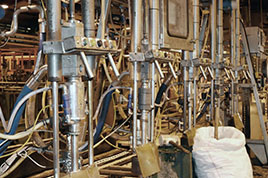 Las válvulas de manguito regulan el llenado de barriles de cerveza en la industria cervecera